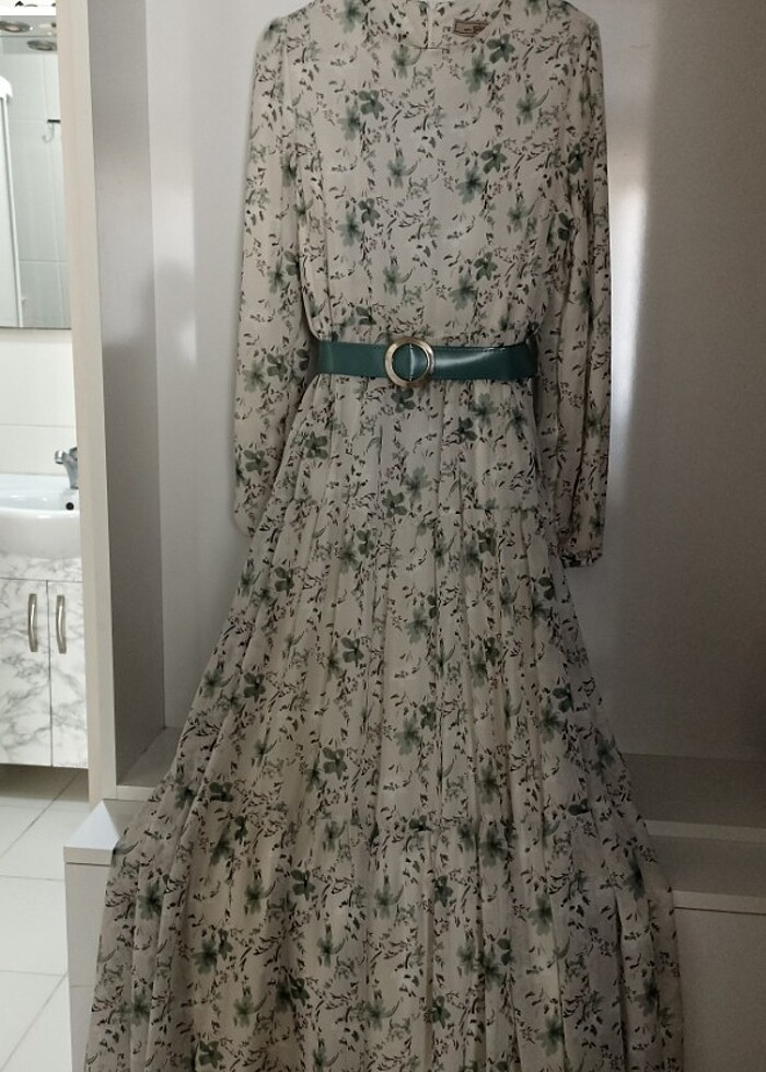 Çiçekli beyaz elbise uzun günlük kullanıma uygun - Görsel 2