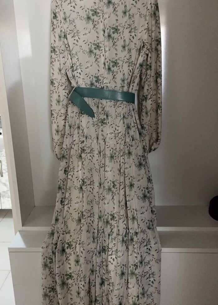 Çiçekli beyaz elbise uzun günlük kullanıma uygun - Görsel 3