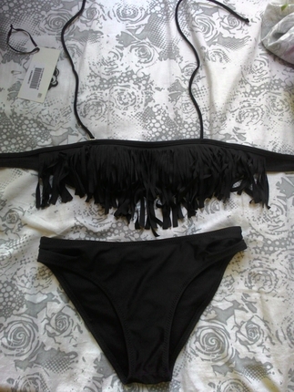 Siyah püsküllü bikini