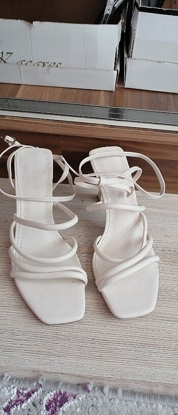Topuklu bilekten bağlamalı beyaz ayakkabı