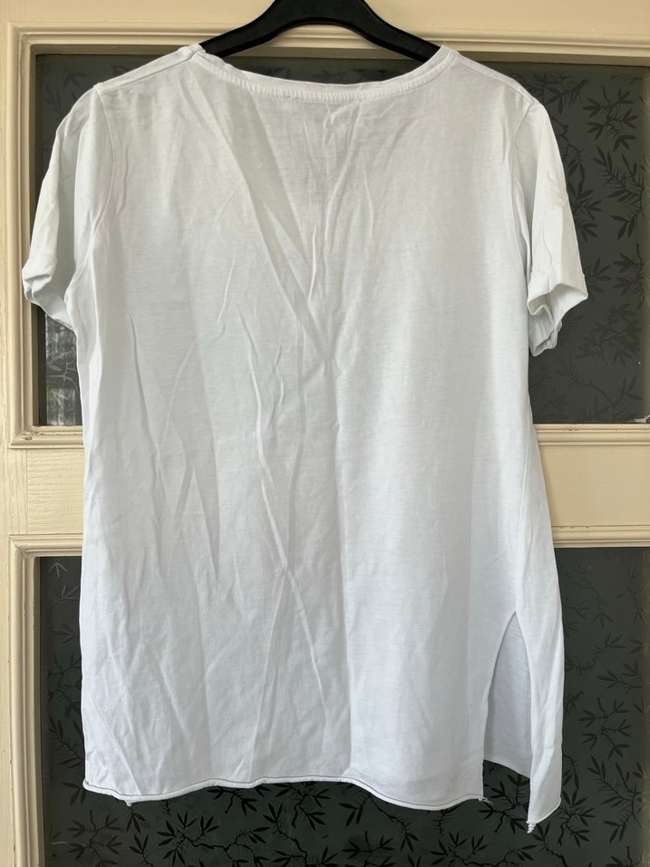 Beyaz V Yaka Kadın Tişört - Görsel 2