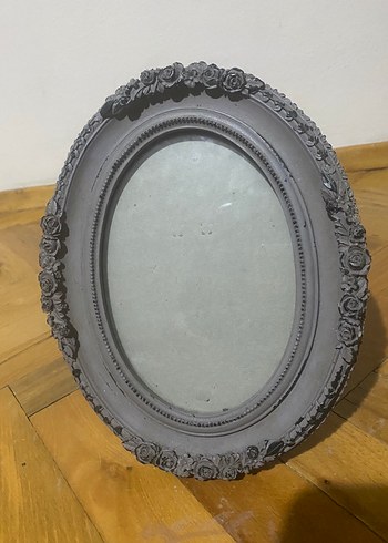 Gri Oval Çiçek Desenli Fotoğraf Çerçevesi