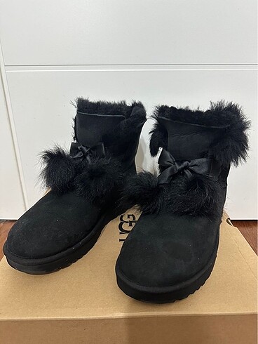 Ugg Siyah Fiyonklu