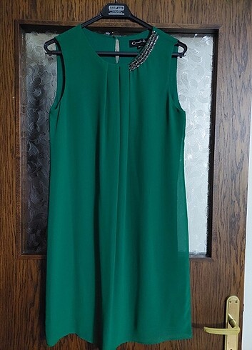 Yeşil yaka detaylı elbise