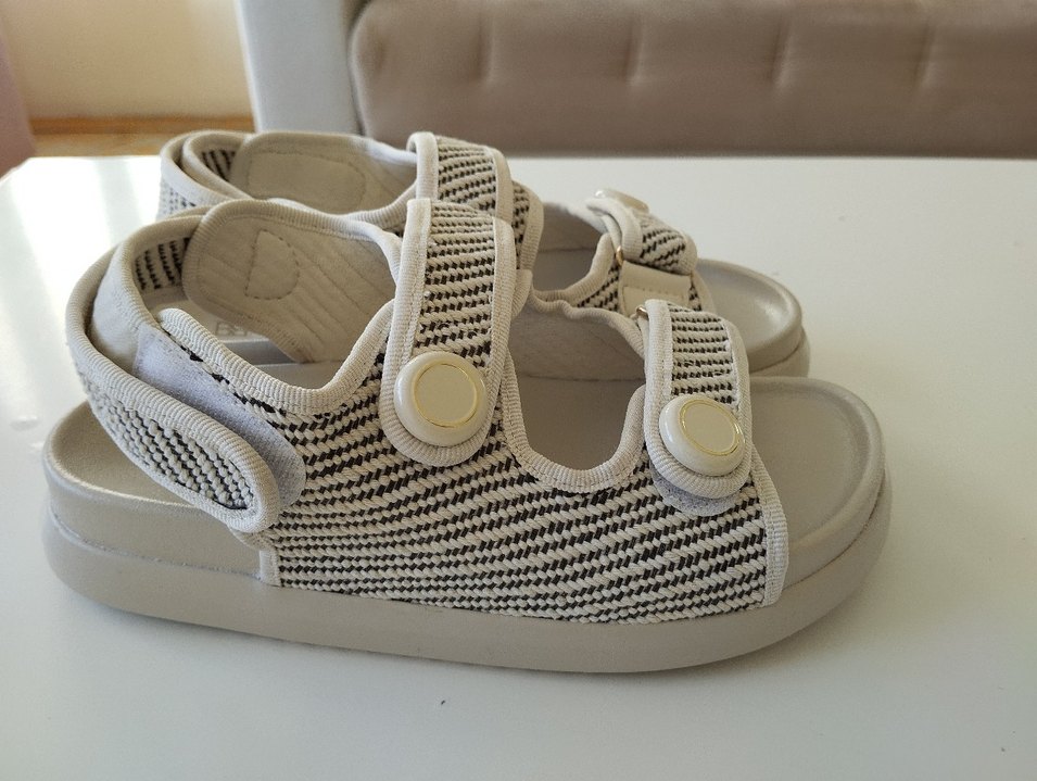 Gri Desenli Beyaz Kadın Dolgu Topuklu Sandalet - Görsel 3