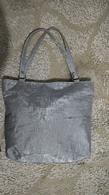 Gümüş rengi çanta