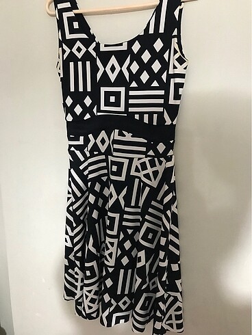 Siyah beyaz geometrik desenli elbise