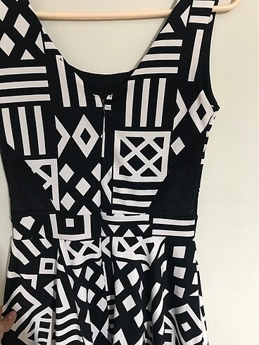 Trendyol & Milla Siyah beyaz geometrik desenli elbise