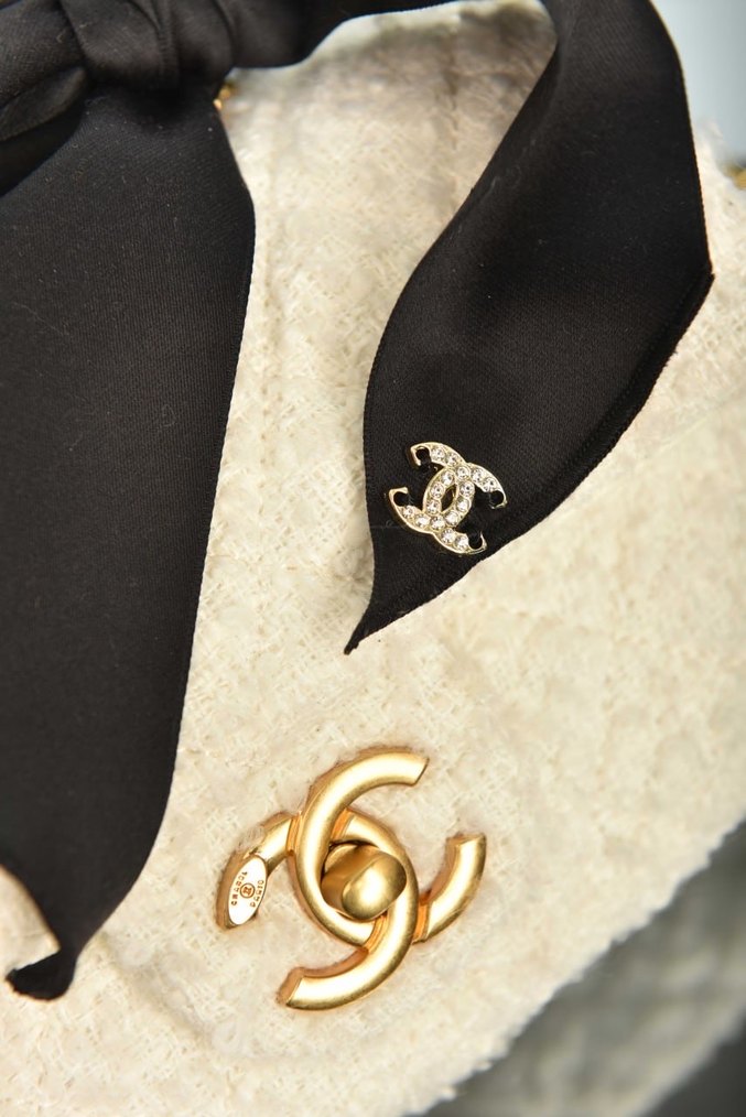 CHANEL - Mini Bag with Handle and Flap - Görsel 5