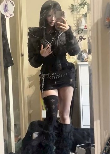Siyah Kapşonlu Kürklü Gotik Crop Mont