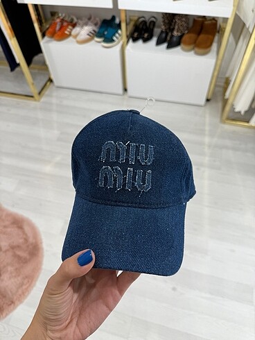 miu miu şapka