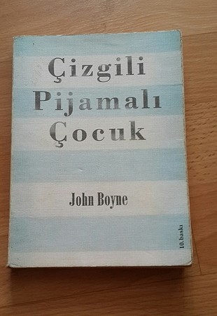 çizgili pijamalı çocuk