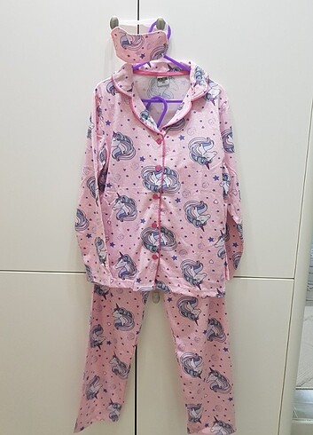 11-12 Yaş Beden pembe Renk merhabalar???? cok şık unicorn lu pijama takimi????yakali ve ond