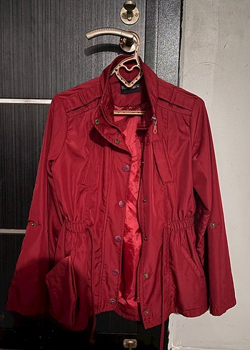 Kadın Kırmızı Uzun Yağmurluk - Görsel 2