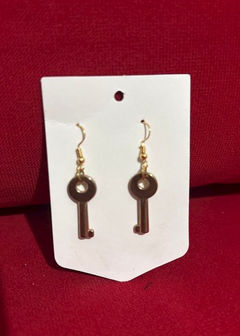 Altın Renkli Anahtar Figürlü Küpe - Görsel 2