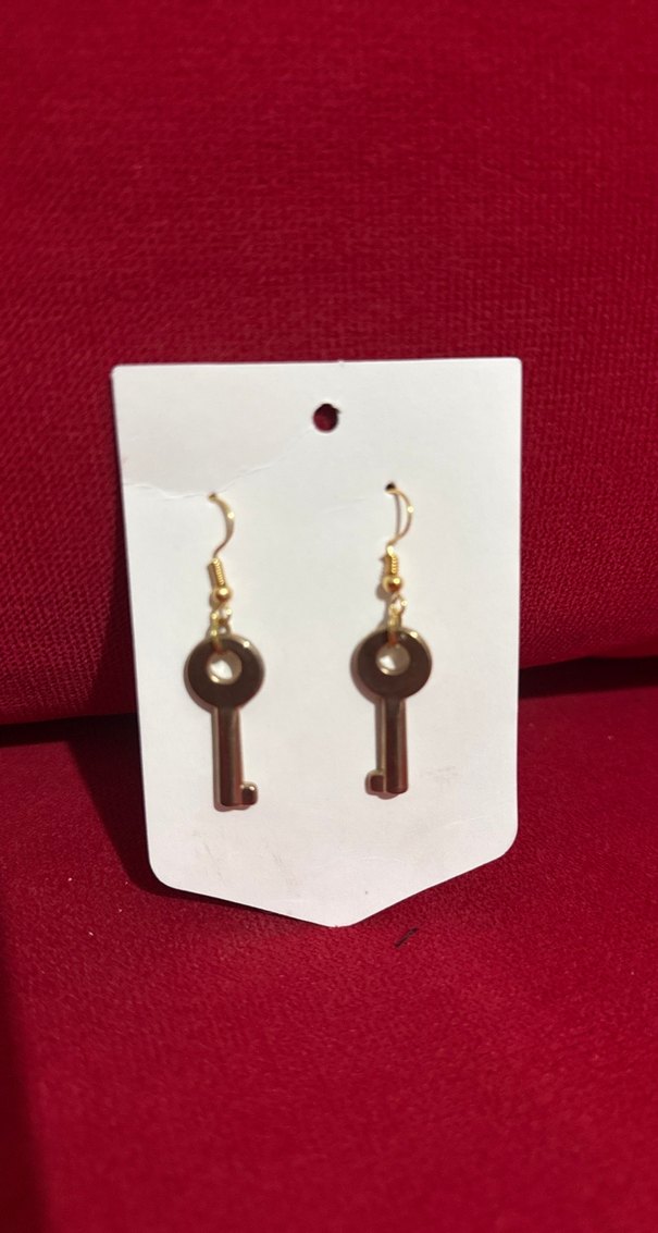 Altın Renkli Anahtar Figürlü Küpe - Görsel 2