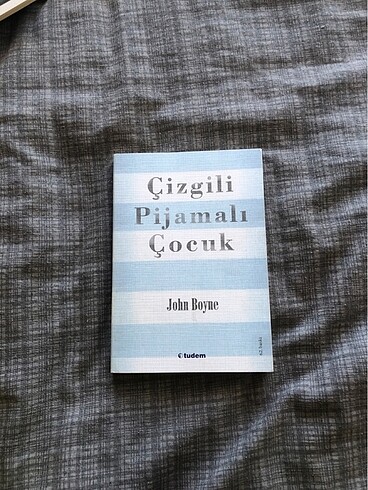 Çizgili pijamalı çocuk