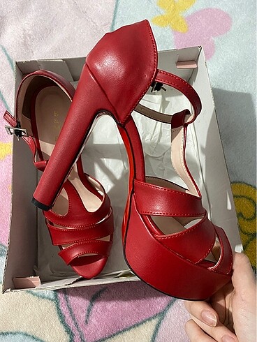 Zara Kırmızı Topuklu Ayakkabı