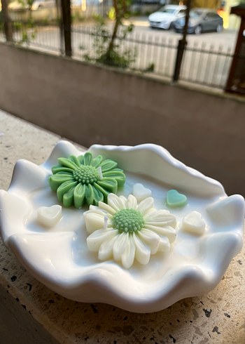 Beyaz Çiçek ve Kalp Detaylı Mumluk - Görsel 2