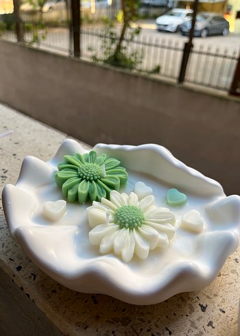 Beyaz Çiçek ve Kalp Detaylı Mumluk - Görsel 3