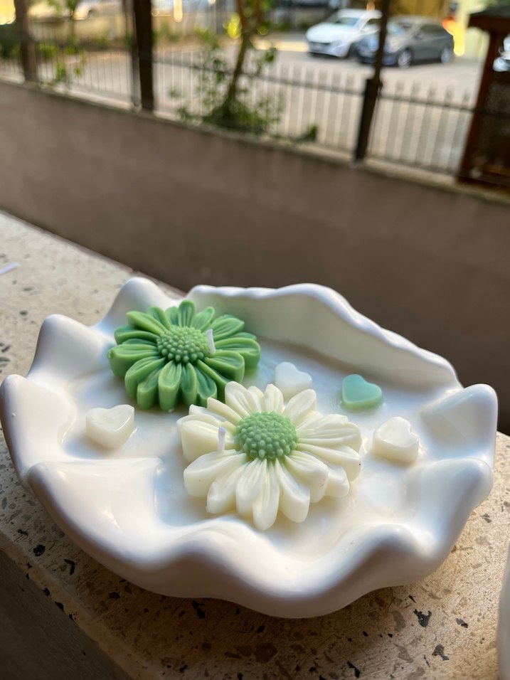 Beyaz Çiçek ve Kalp Detaylı Mumluk - Görsel 2