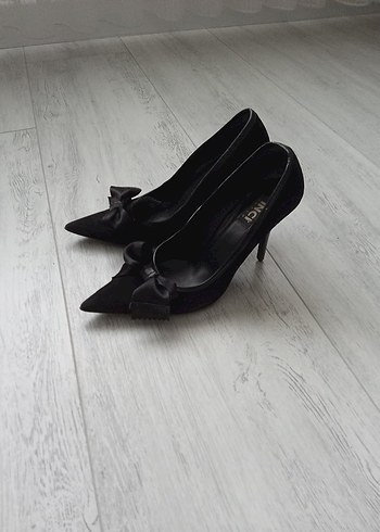 Siyah Süet Fiyonklu Stiletto Topuklu Kadın Ayakkabı - Görsel 3