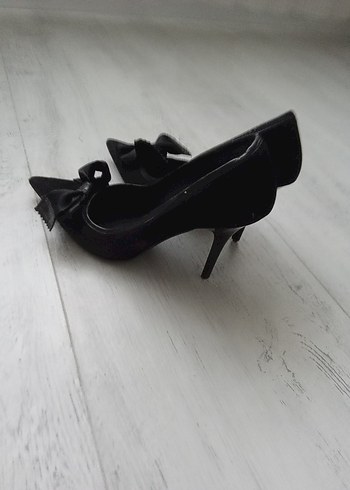 Siyah Süet Fiyonklu Stiletto Topuklu Kadın Ayakkabı - Görsel 4