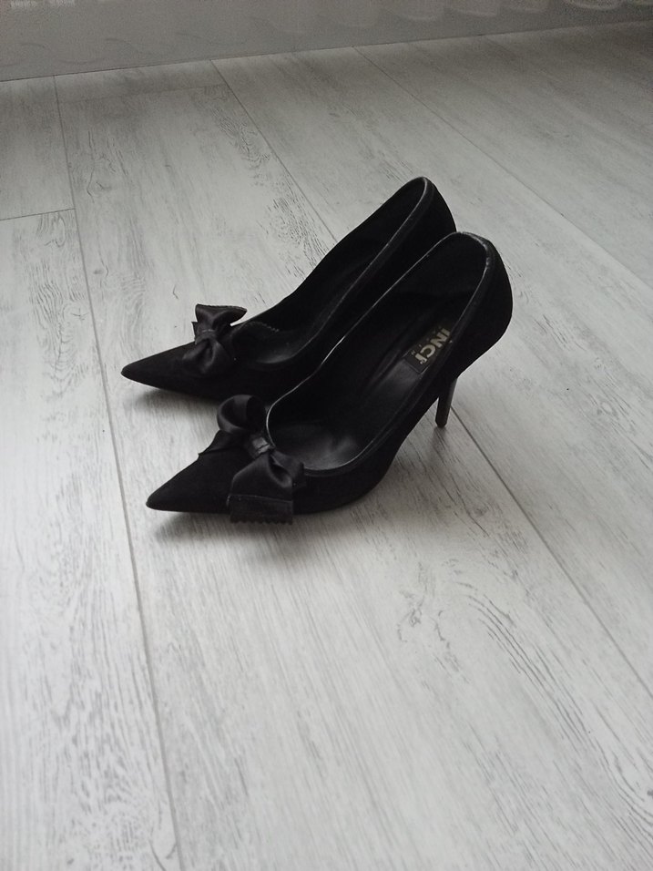 Siyah Süet Fiyonklu Stiletto Topuklu Kadın Ayakkabı - Görsel 3