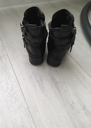 Tokalı Siyah Deri Gotik Kadın Bot - Görsel 3