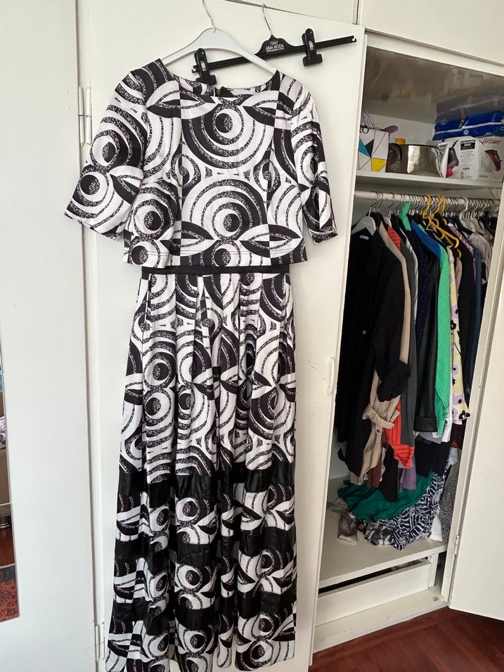 Önü Pilili Uzun Siyah Gri Batik Elbise - Görsel 2