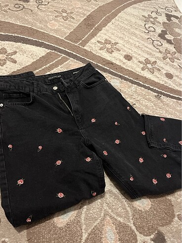 Gül detaylı pantolon
