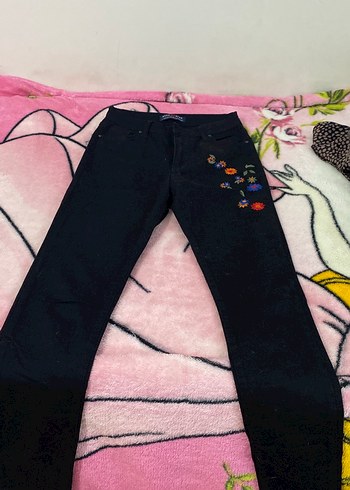 Nakış İşlemeli Düğmeli Kadın Kot Pantolon