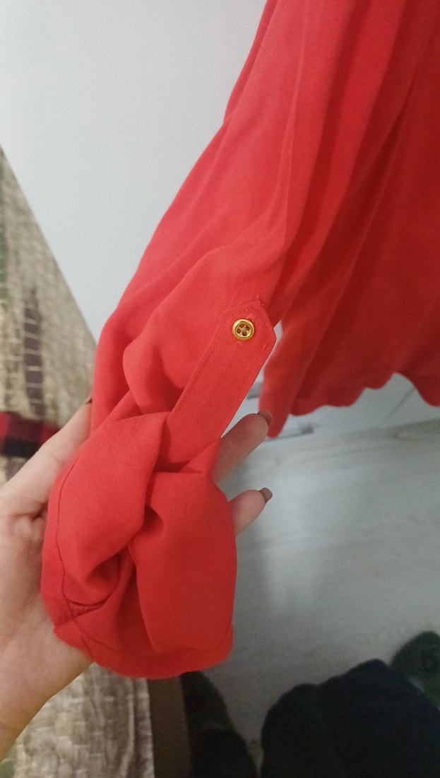 Kırmızı V Yaka Düğmeli Kadın Gömlek - Görsel 3