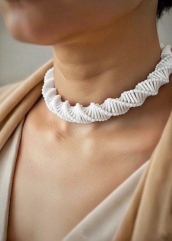 Beyaz Nakışlı Boncuklu Midi Kadın Kolye