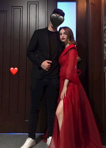 Kırmızı Tüllü Yırtmaçlı Abiye - Görsel 3