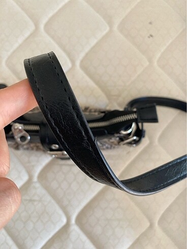Beden Stradivarius metal tokalı çapraz çanta