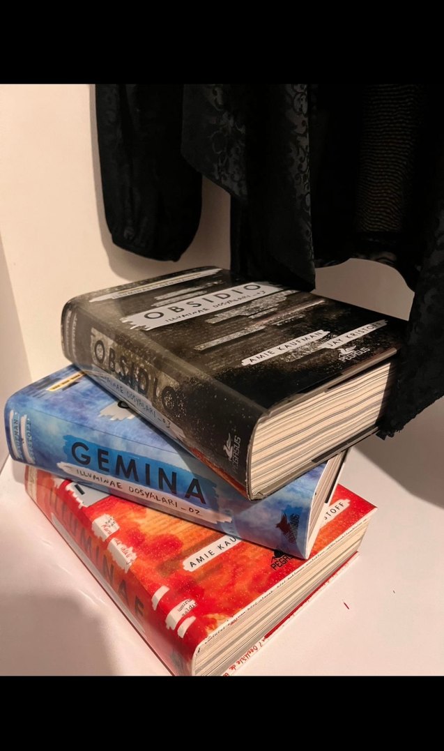 Illuminae Dosyaları Serisi 3 Kitap - Görsel 2