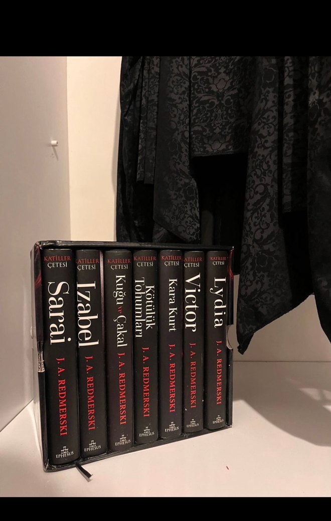 J.A. Redmerski Atlılar Çetesi Serisi 7 Kitap Seti - Görsel 2