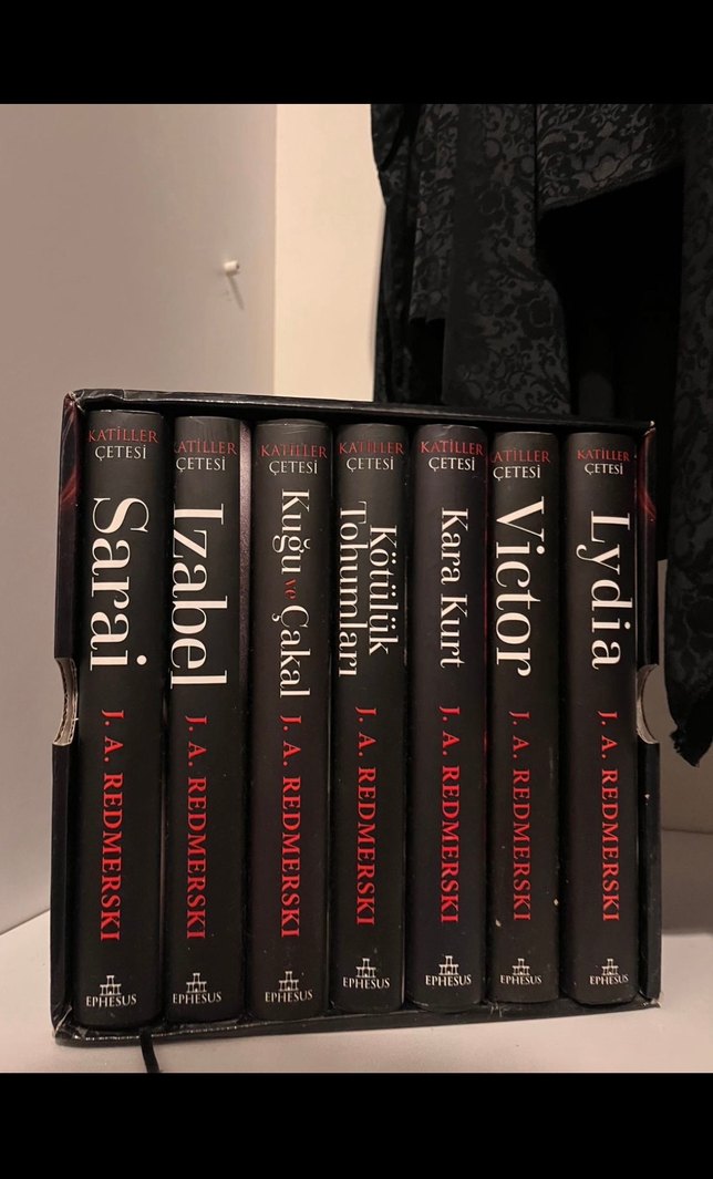 J.A. Redmerski Atlılar Çetesi Serisi 7 Kitap Seti - Görsel 3