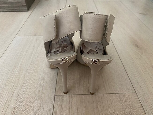 40 Beden ten rengi Renk Guess topuklu ayakkabı
