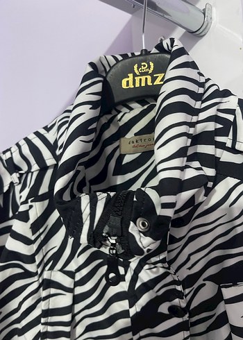 Zebra Desenli Kadın Midi Yağmurluk - Görsel 2