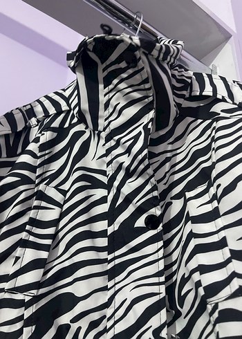 Zebra Desenli Kadın Midi Yağmurluk - Görsel 4
