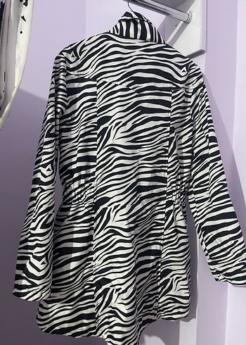 Zebra Desenli Kadın Midi Yağmurluk - Görsel 3