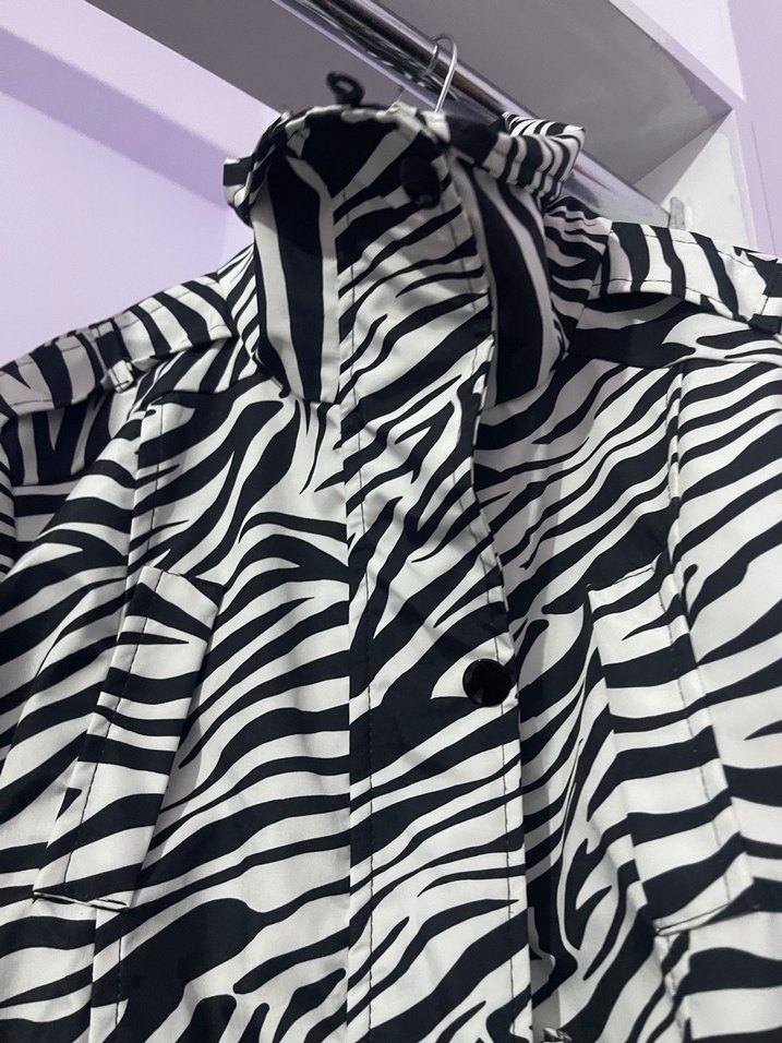 Zebra Desenli Kadın Midi Yağmurluk - Görsel 4