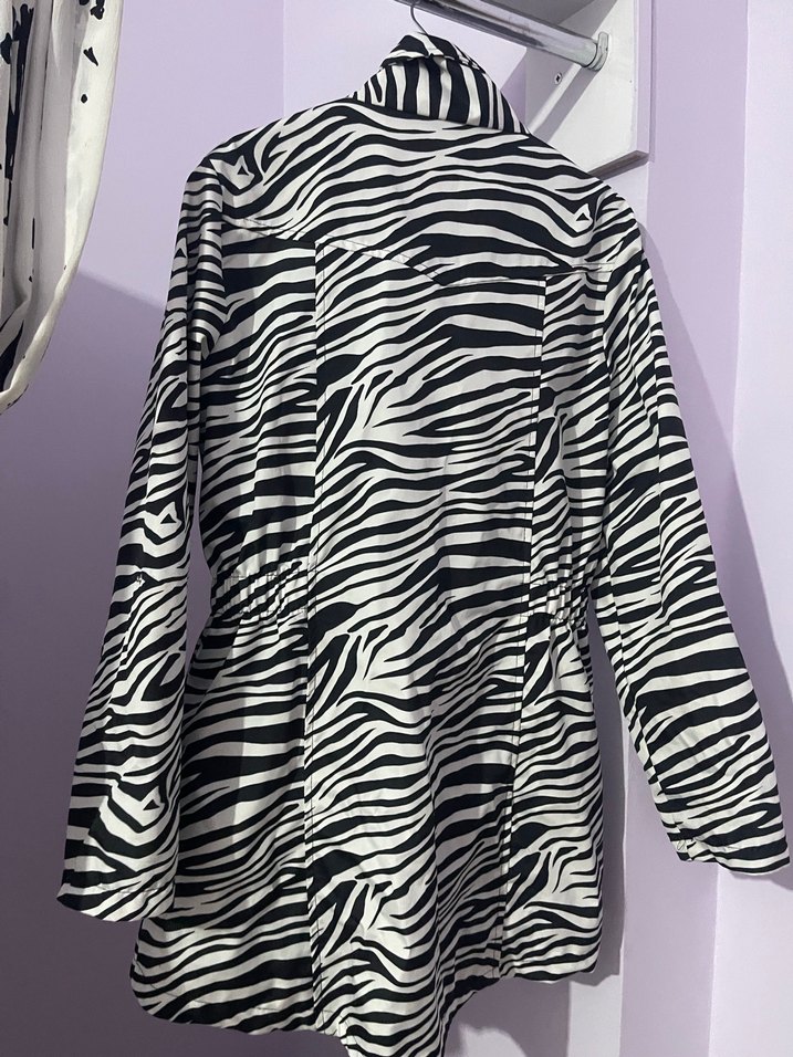 Zebra Desenli Kadın Midi Yağmurluk - Görsel 3