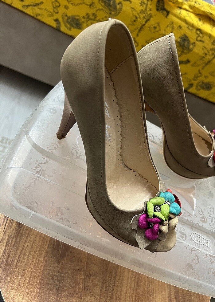 Önü açık ve renkli topuklu ayakkabı - Görsel 2