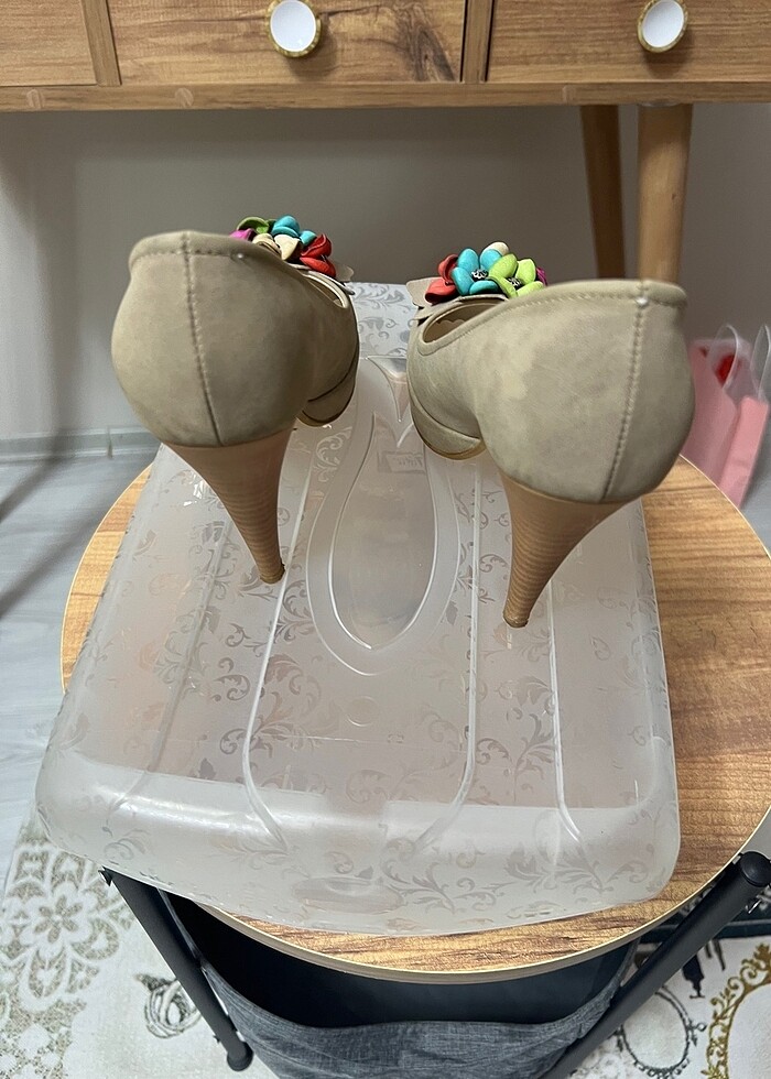 Önü açık ve renkli topuklu ayakkabı - Görsel 3