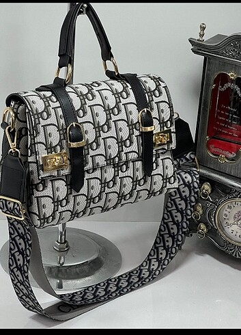 Dior kol çantası 