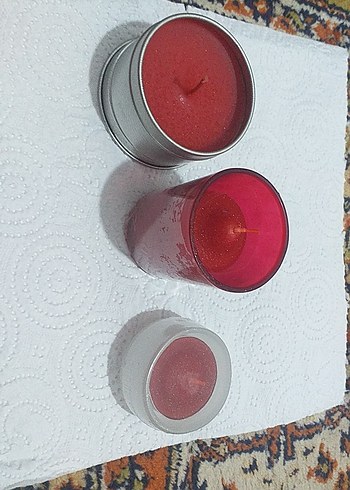 Beden kırmızı Renk Kırmızı kokulu Renkli Metal Kutuda Mumlar 3 lü fiyattır
