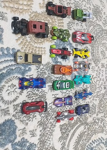 eski tarihe ait metal arabalar 20  adet